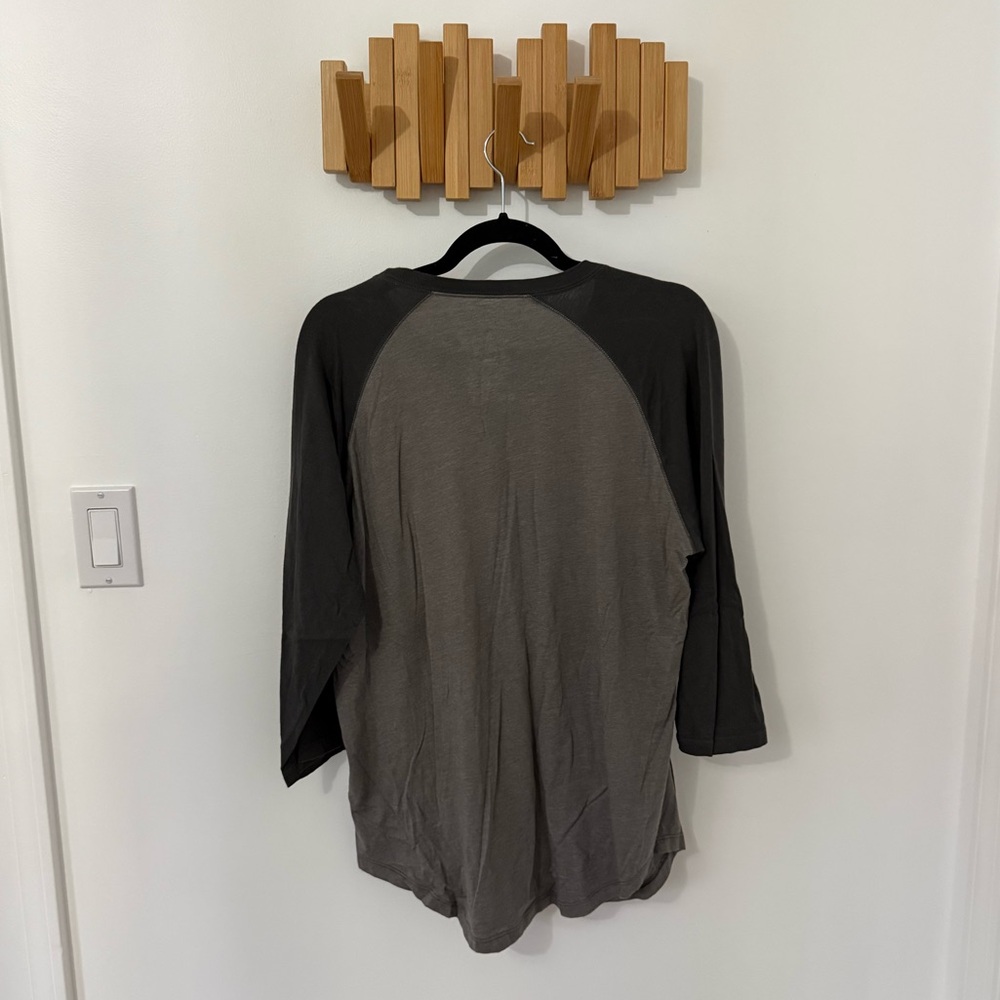Men’s The North Face Black and Gray Standard Fit Shirt, Size M - Picture 2 of 3